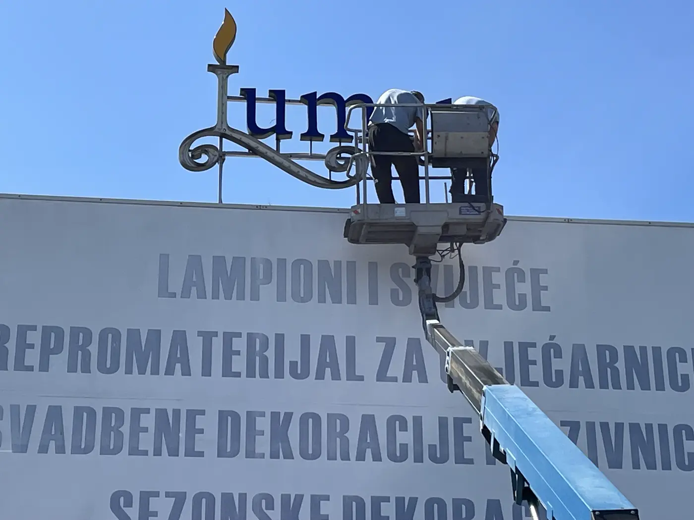 Montaža vanjskog reklamnog natpisa