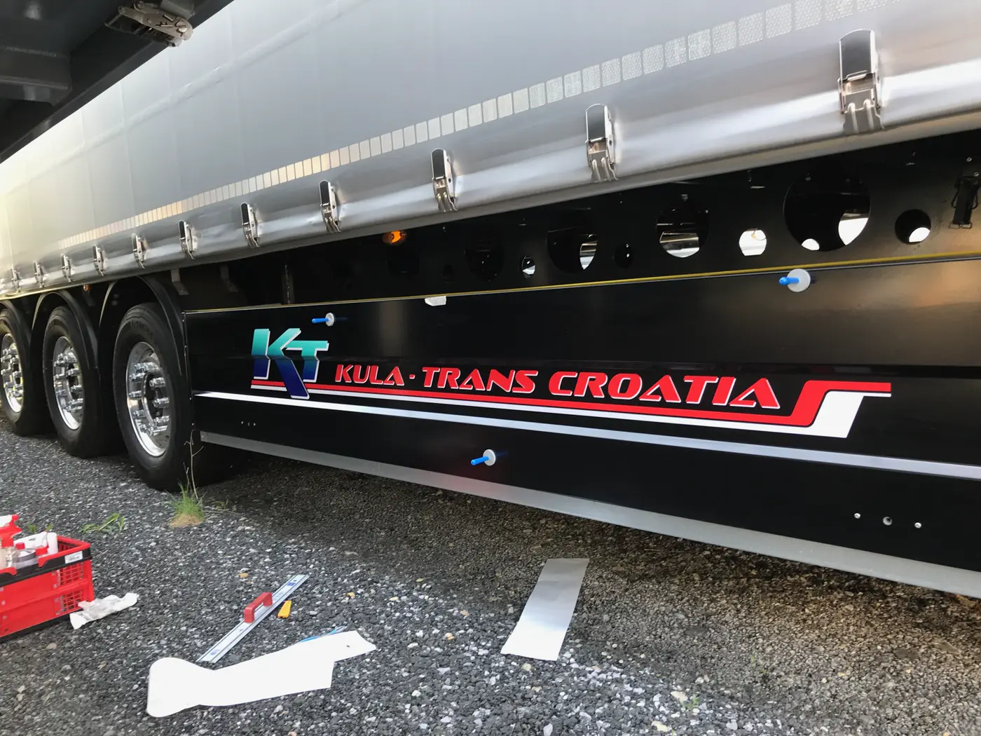 Reklamna grafika na teretnoj prikolici