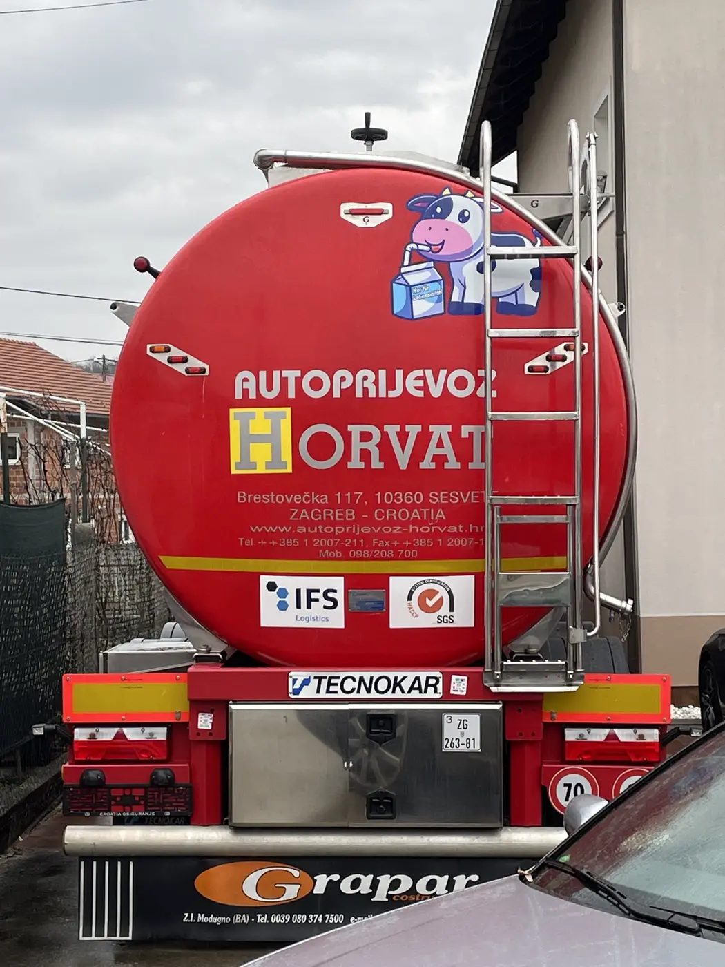 Reklamna grafika na stražnjem dijelu cisterne